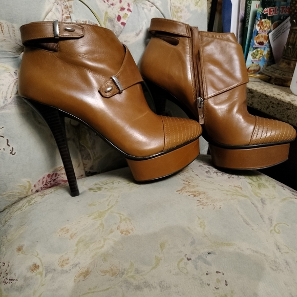 Guess Authentic Booties - Picture 2 of 8